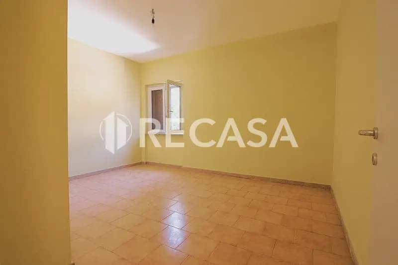 Appartamento con box e locale commerciale