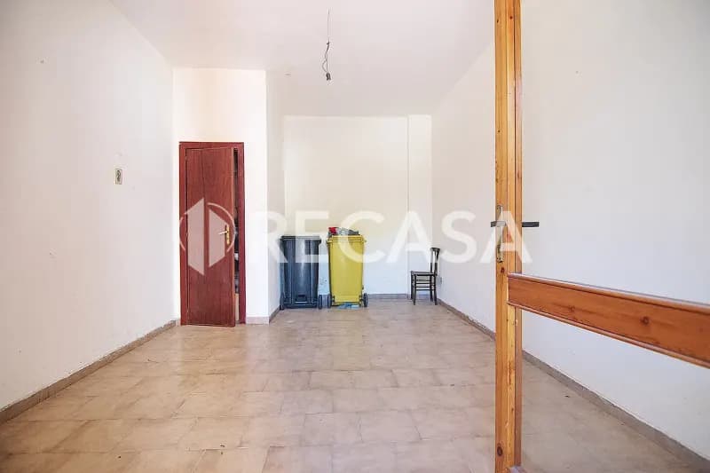 Appartamento con box e locale commerciale