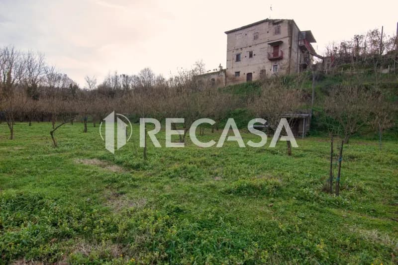 Fabbricato plurifamiliare con terreno