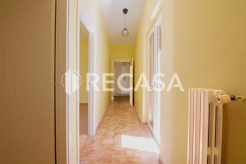 Appartamento con box e locale commerciale