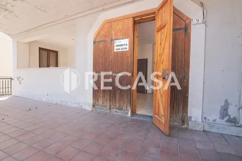 Appartamento con box e locale commerciale