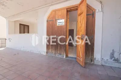 Appartamento con box e locale commerciale