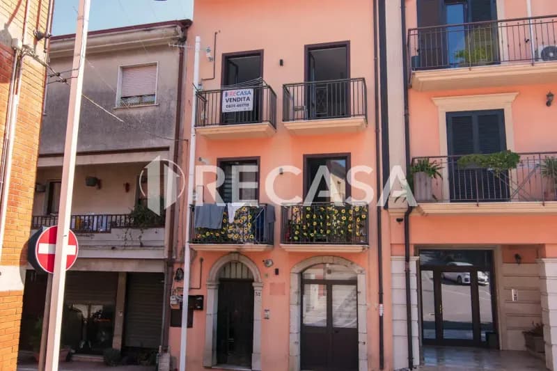Palazzina in zona centrale di Cesinali (Av) in vendita.