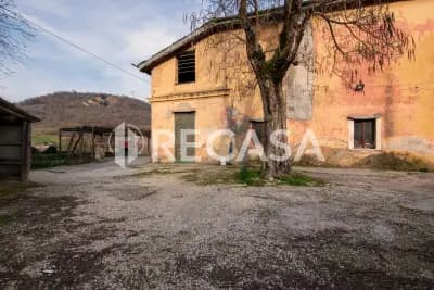 Fabbricato plurifamiliare con terreno