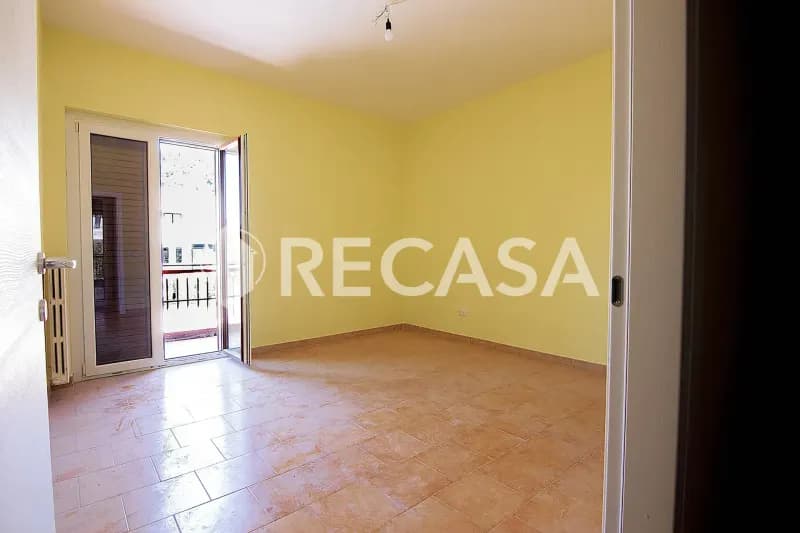 Appartamento con box e locale commerciale