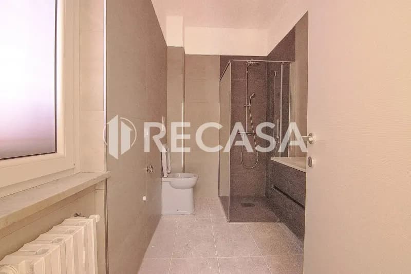Appartamento con box e locale commerciale