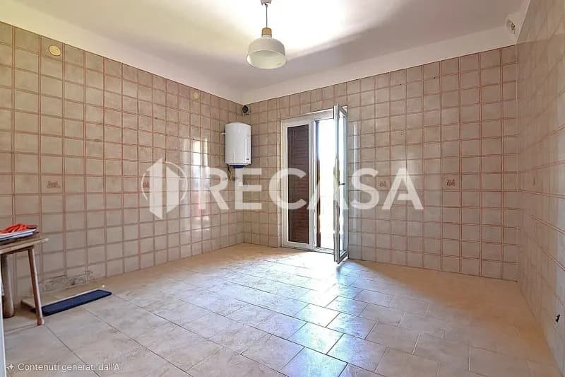 Appartamento con box e locale commerciale