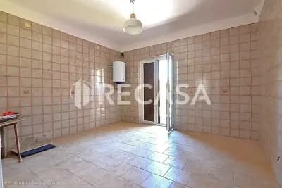 Appartamento con box e locale commerciale