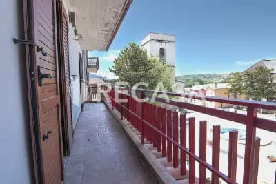 Appartamento con box e locale commerciale