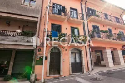 Palazzina in zona centrale di Cesinali (Av) in vendita.