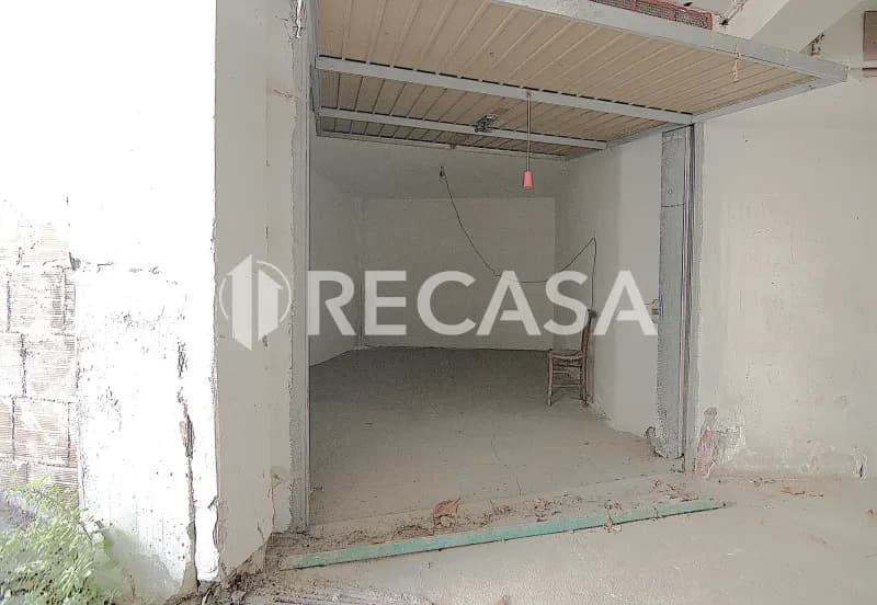 Appartamento con box e locale commerciale