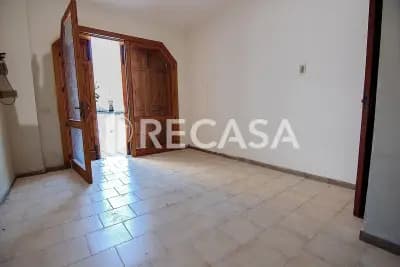 Appartamento con box e locale commerciale