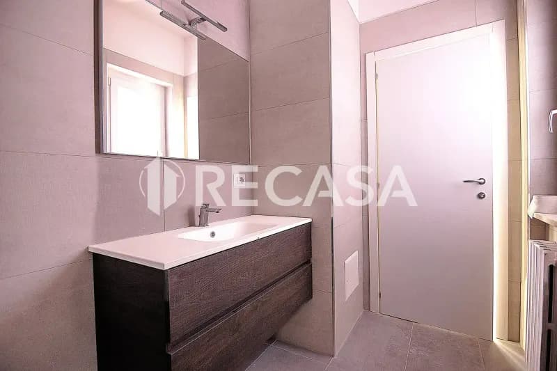 Appartamento con box e locale commerciale