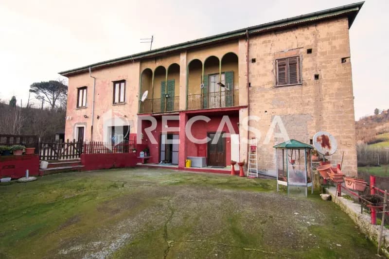 Fabbricato plurifamiliare con terreno