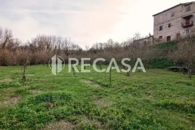 Fabbricato plurifamiliare con terreno