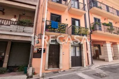 Palazzina in zona centrale di Cesinali (Av) in vendita.