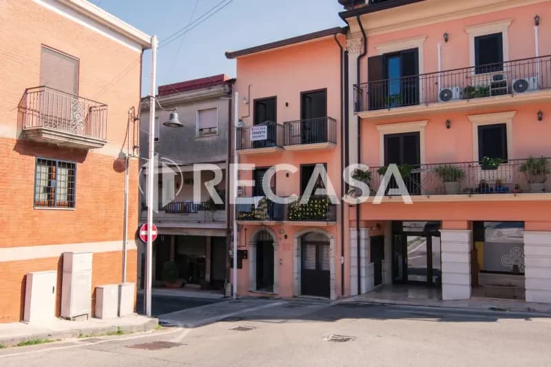 Palazzina in zona centrale di Cesinali (Av) in vendita.