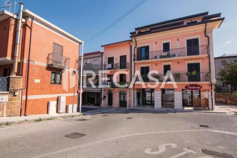 Palazzina in zona centrale di Cesinali (Av) in vendita.