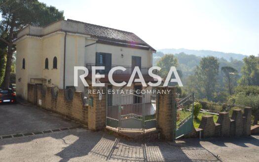 Villa con giardino